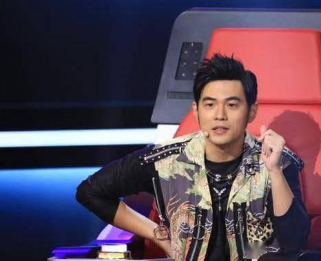 吃瓜娱乐主持人是谁啊图片